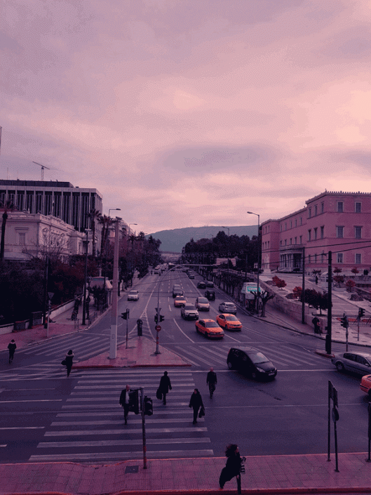 Εικόνα 2: Απόψη της Β.Σοφίας απο το Ξενοδοχείο Μεγάλη Βρετανία. Από αριστερά διακρίνεται η οικία Ν.Ψύχα και το Υπ.Εξωτερικών ενώ δεξιά διακρίνεται το κτίριο της Βουλής (Πηγή, Θ.Ανδριόπουλος)