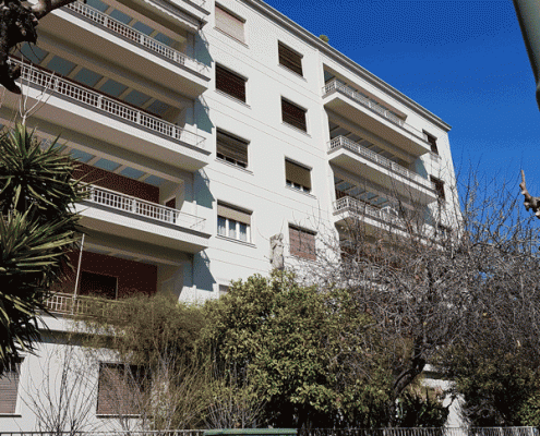 Εικόνα 22: Β.Σοφίας 67. Πολυκατοικία του 1957 σε σχέδιο του Π.Μιχελή. Διακρίνεται η περίφημη γοργόνα στην όψη του κτιρίου (Πηγή: Θ.Ανδριόπουλος)