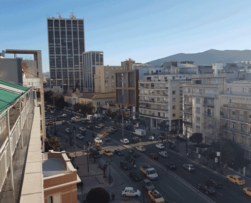 Εικόνα 31: Λήψη από κτίριο απέναντι από την Πλ. Μαβίλη. Διακρίνονται το νοσοκομείο Ιπποκράτειο και ο Πύργος των Αθηνών (Πηγή: Θ.Ανδριόπουλος)