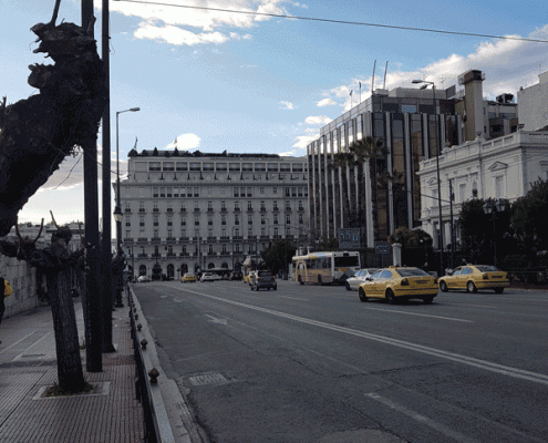 Εικόνα 34: Λήψη από τη Β.Σοφίας έξω από τη Βουλή.Αρχή του δρόμου. Διακρίνεται στο βάθος το ξενοδοχείο Μεγάλη Βρετανία και δεξιά ένα από τα κτίρια του Υπ.Εξωτερικών και η οικία Ν.Ψύχα (Πηγή: Θ.Ανδριόπουλος)