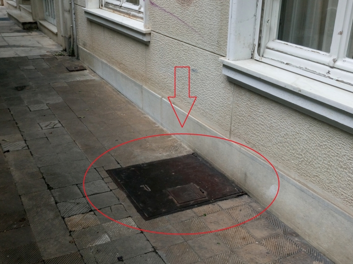 Photo 18: Un couvercle apparemment innocent sur le trottoir est en fait la sortie de secours d’un ancien abri