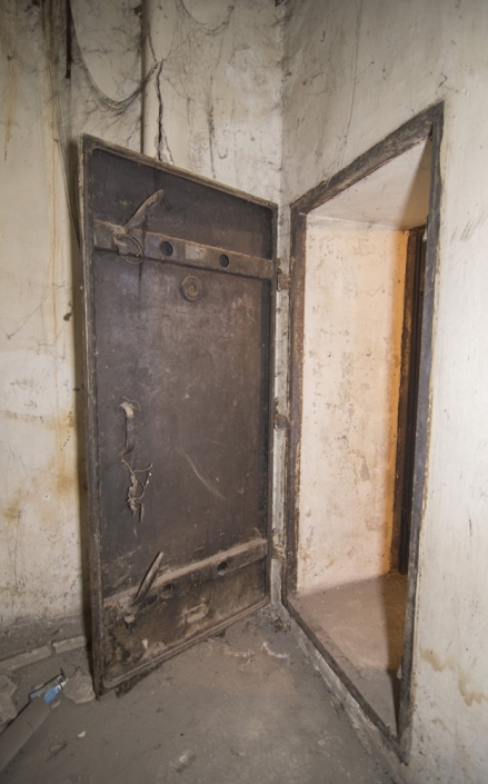 Photo 9: Armored door, built in Germany, in a shelter located near Syntagma square