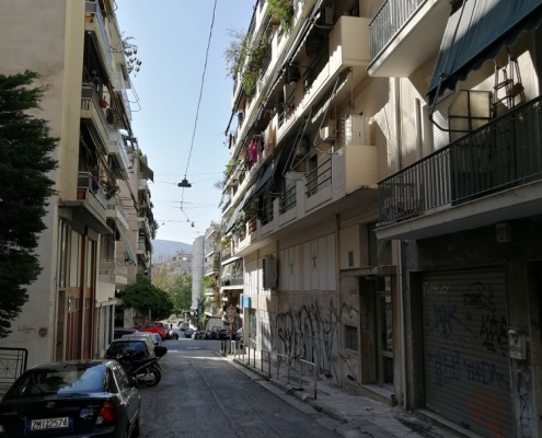 Photos 7: Sous la limite imaginaire des rues Zacharitsa et Tsami Karatasou. Source: G Dimitropoulos 2020