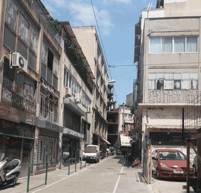 Photo 4: Entrepôts situés aux étages supérieurs des immeubles à appartements de la rue Agias Theklas. Sourse: Auteur 2019