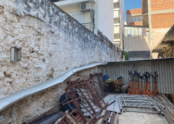 Photos 3: Remnants of the prison wall of the Vourla complex within a machine workshop. Photo A. Angelopoulou